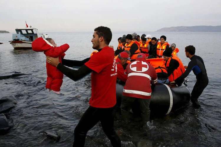 
	Refugiados resgatados pela Cruz Vermelha: foram identificados entre os mortos um homem, quatro mulheres e quatro crian&ccedil;as
 (Yannis Behrakis / Reuters)