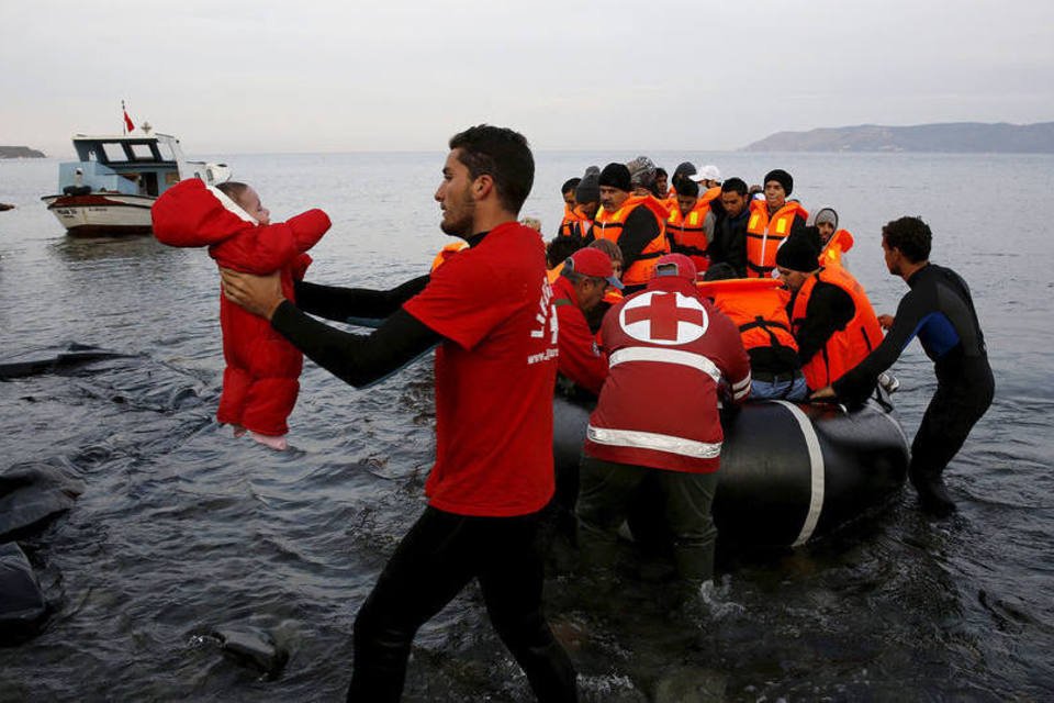 Naufrágio de bote com refugiados mata 9 na Grécia