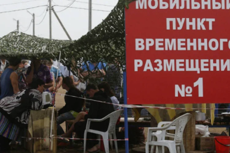 Pessoas se agrupam em campo temporário para refugiados ucranianos fora de Donetsk, na região de Rostov, na Rússia (Alexander Demianchuk/Reuters)