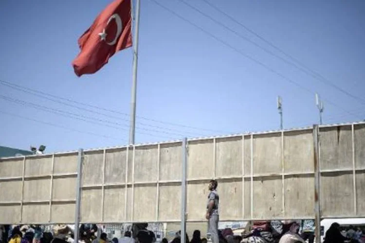 Refugiados sírios aguardam na fronteira para voltar para casa: nesta quinta-feira, 200 pessoas permaneciam bloqueadas na fronteira (AFP / Bulent Kilic)
