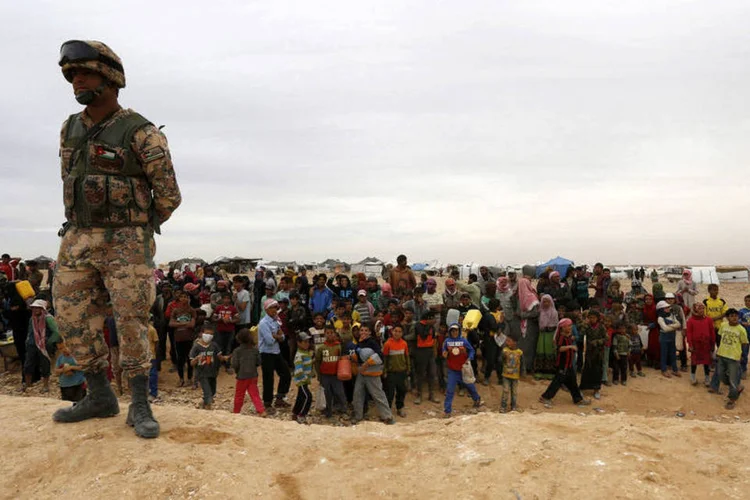 
	Refugiados s&iacute;rios ficam presos na fronteira com a jord&acirc;nia: &quot;Mais de sessenta milh&otilde;es de pessoas est&atilde;o deslocadas atualmente&quot;, disse Jolie
 (Muhammad Hamed / Reuters)