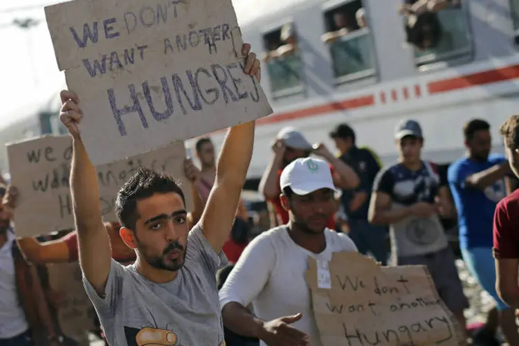 
	Refugiados em protesto contra a&ccedil;&otilde;es h&uacute;ngaras: &ldquo;Acima de tudo vamos mostrar solidariedade com estas pessoas que est&atilde;o fugindo do perigo ou da morte&rdquo;
 (Reuters)