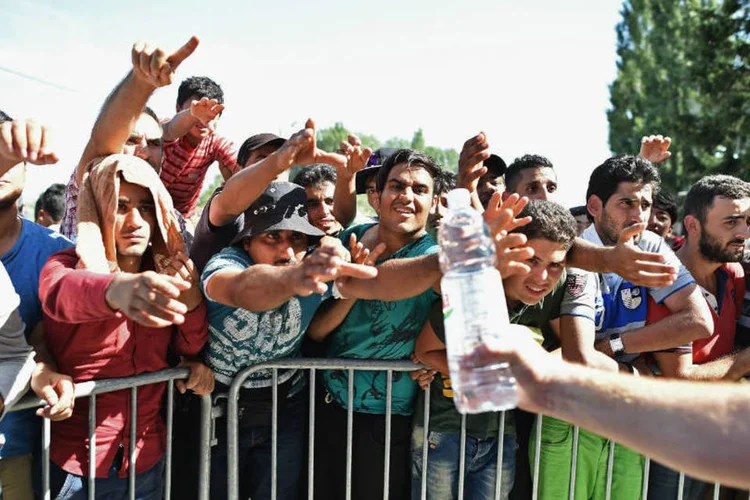 
	Refugiados s&iacute;rios na Cro&aacute;cia: &quot;Se a Eslov&ecirc;nia e &Aacute;ustria decidirem reduzir drasticamente a aflu&ecirc;ncia de migrantes, n&oacute;s tamb&eacute;m n&atilde;o poderemos fazer outra coisa do que limitar o n&uacute;mero de pessoas que chegam&quot;
 (Jeff J Mitchell/Getty Images)