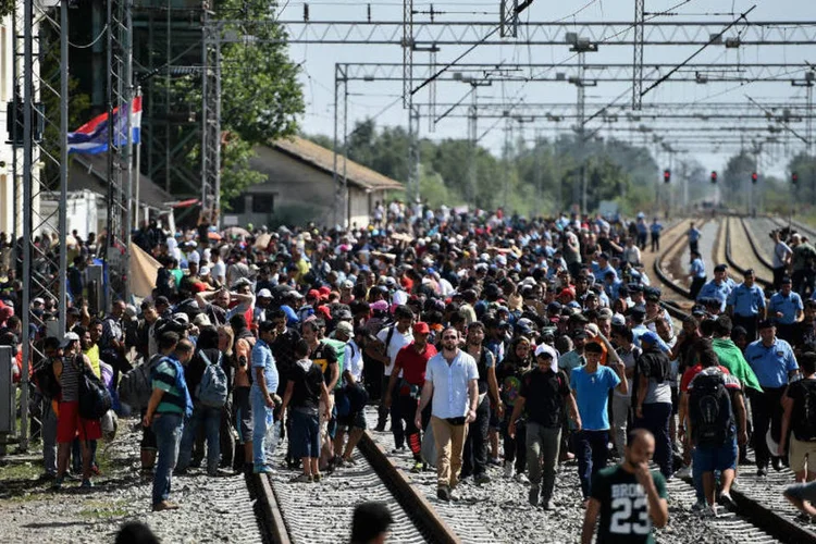 
	Refugiados na Cro&aacute;cia: ministro disse que os refugiados que entrarem no pa&iacute;s dever&atilde;o seguir chegando pela &quot;rota norte&quot;, desde a S&eacute;rvia
 (Reuters)