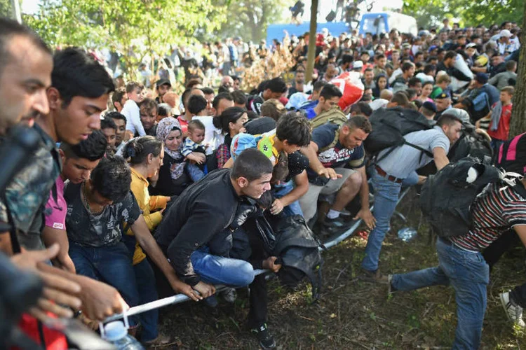 
	Refugiados na fronteira da Cro&aacute;cia: o bloqueio tinha sido estabelecido para defender &quot;os interesses nacionais e para favorecer um movimento controlado dos migrantes&quot;
 (Reuters)