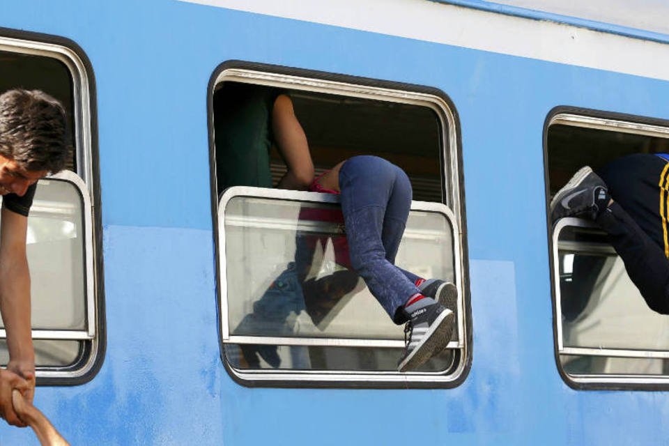 Hungria intercepta trem com refugiados