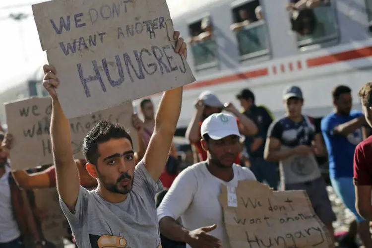 
	Refugiados s&iacute;rios na Cro&aacute;cia: correspondente contou 22 &ocirc;nibus na fronteira, cada uma com sessenta migrantes a bordo, incluindo mulheres e crian&ccedil;as
 (Reuters)