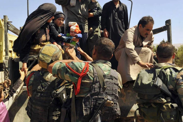 
	Refugiados s&iacute;rios: n&uacute;mero de refugiados capazes de deixar seu pa&iacute;s em guerra civil caiu 88 por cento em outubro
 (Hassan Abdallah/Reuters)