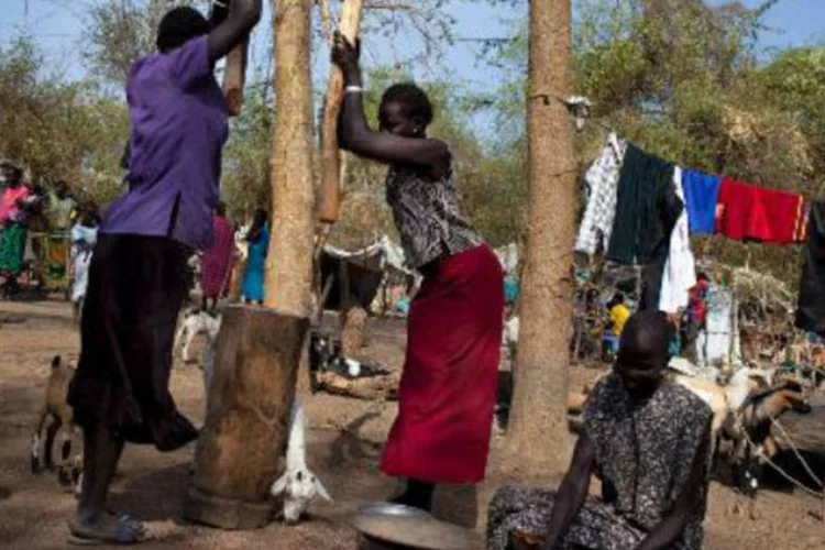 
	Campo de refugiados no Sud&atilde;o do Sul: aproximadamente dois mil sul-sudaneses cruzam a fronteira a cada dia para fugir da inseguran&ccedil;a e da escassez de alimentos
 (JM Lopez/AFP)