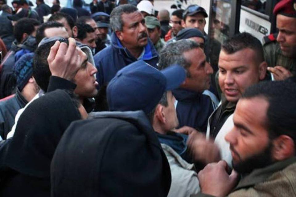 A cada 6 minutos, 2,5 mil pessoas da Líbia chegam à Tunísia