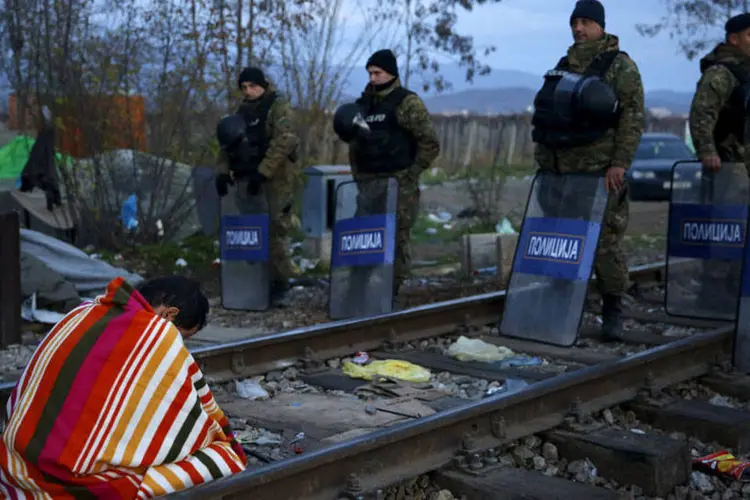 Refugiado iraniano pede por passagem na fronteira: "não posso voltar. Vou ser enforcado." (Yannis Behrakis/REUTERS)