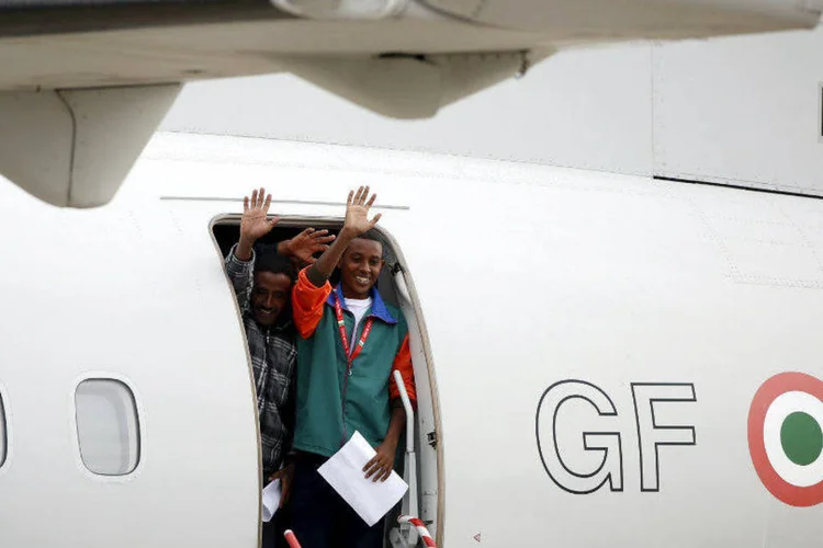 
	Refugiados embarcando em avi&atilde;o em Roma antes de serem realocados a Lulea, na Su&eacute;cia
 (REUTERS/Remo Casilli)