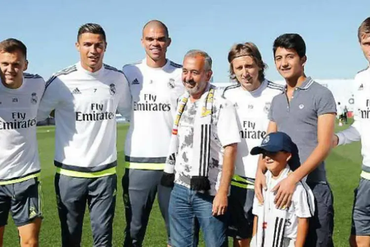 
	O pequeno Zaid, seu pai Osama Abdul al-Mohsen, e irm&atilde;o Mohammad conheceram os jogadores do Real Madrid
 (Divulgação/Real Madrid)
