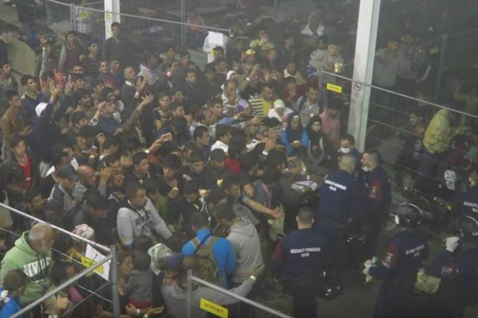 Vídeo exibe tratamento desumano dado a refugiados na Hungria