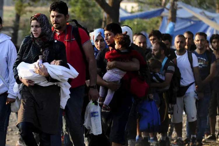 
	Refugiados passando por Viena: &quot;Os crist&atilde;os n&atilde;o colocam em perigo a seguran&ccedil;a dos demais&quot;, afirmaram os vereadores, em uma refer&ecirc;ncia velada aos ataques jihadistas na Fran&ccedil;a
 (REUTERS/Ognen Teofilovski)