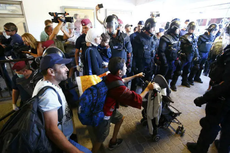 Refugiados são acompanhados por escolta policial após deixarem a estação de trem em Bicske, na Hungria (REUTERS/Leonhard Foeger)