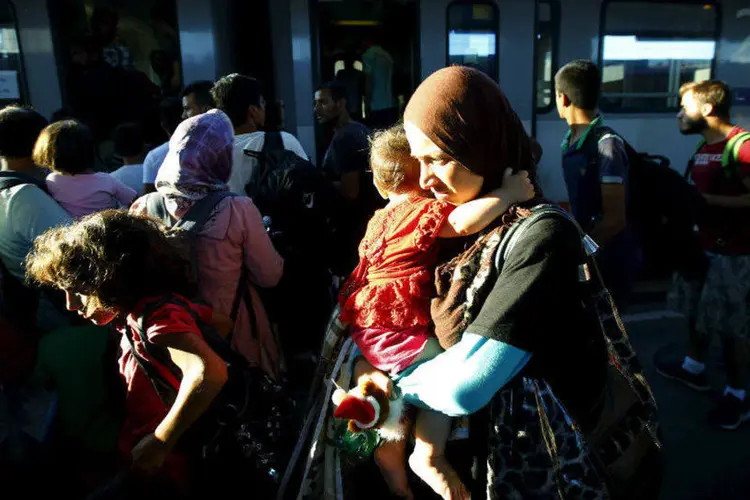 
	Imigra&ccedil;&atilde;o: autoridades h&uacute;ngaras interceptaram ontem 2.284 refugiados, entre eles 353 menores, que entraram na Hungria de forma ilegal
 (REUTERS/Leonhard Foeger)