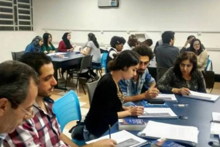 
	Ao todo, sete estudantes da Unifesp se revezam e lecionam semanalmente para 20 refugiados, entre s&iacute;rios, camaroneses e nigerianos
 (Divulgação/MemoRef)