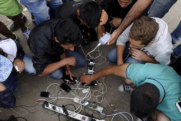 
	R&eacute;gua da salva&ccedil;&atilde;o: na Hungria, milhares de refugiados recarregam seus smartphones para continuarem a travessia
 (Reuters/Alexandros Avramidis)