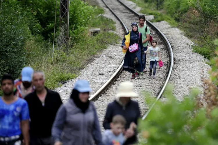 
	Refugiados na Europa: &quot;Esta medida pretende aumentar a seguran&ccedil;a da popula&ccedil;&atilde;o nas regi&otilde;es fronteiri&ccedil;as, assim como garantir o tratamento integral e humano dos migrantes que transitam pelo pa&iacute;s&quot;
 (Ognen Teofilovski / Reuters)