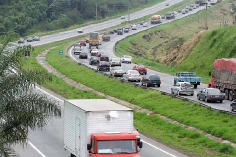 
	Rodovia R&eacute;gis Bittencourt, em S&atilde;o Paulo: &agrave;s 9h45, a fila de ve&iacute;culos parados atingia seis quil&ocirc;metros
 (Ciete Silverio/Quatro Rodas)