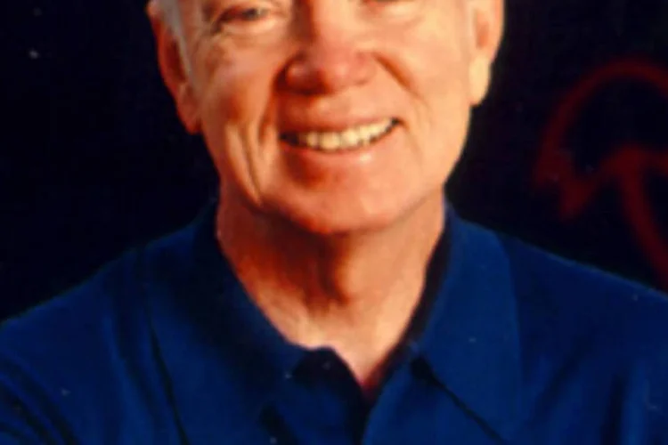Regis McKenna: ele ajudou a lançar algumas das inovações da tecnologia mais importantes dos últimos trinta anos (Reprodução/harrywalker.com)
