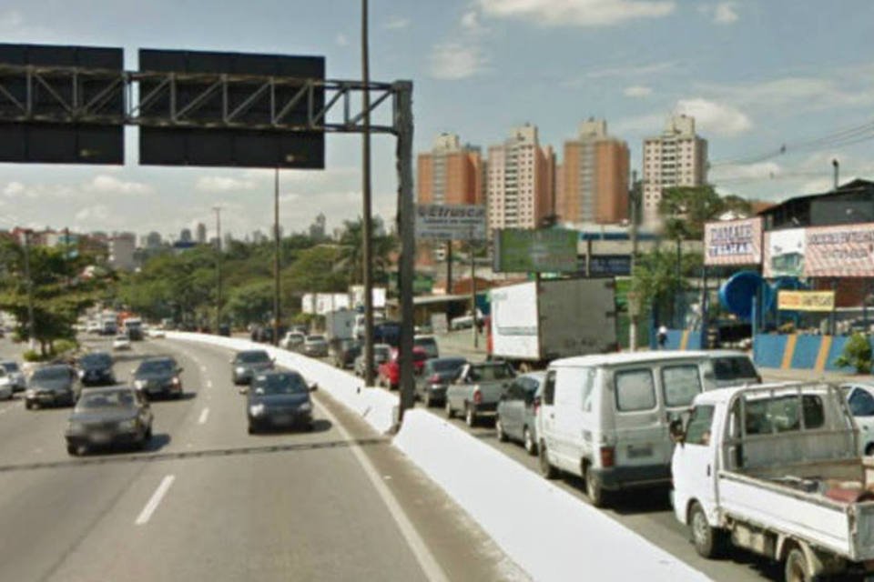 Caminhão tomba na Régis Bittencourt e mata ciclista