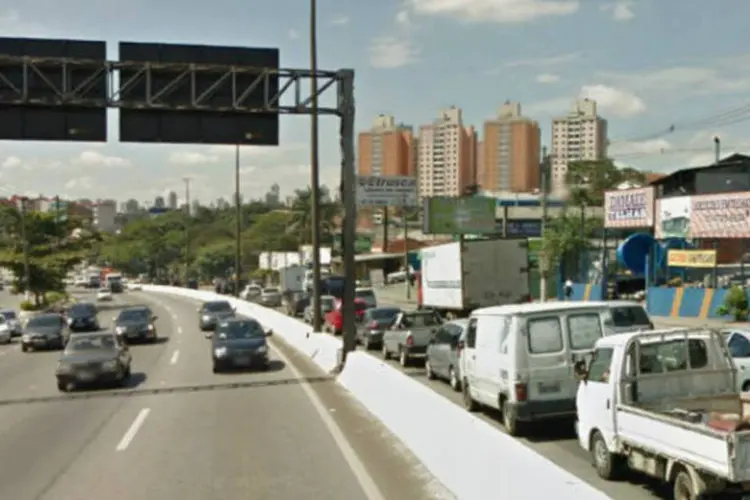 
	Carros em um trecho da rodovia R&eacute;gis Bittencourt (BR-116), em Tabo&atilde;o da Serra
 (Reprodução/Google Street View)