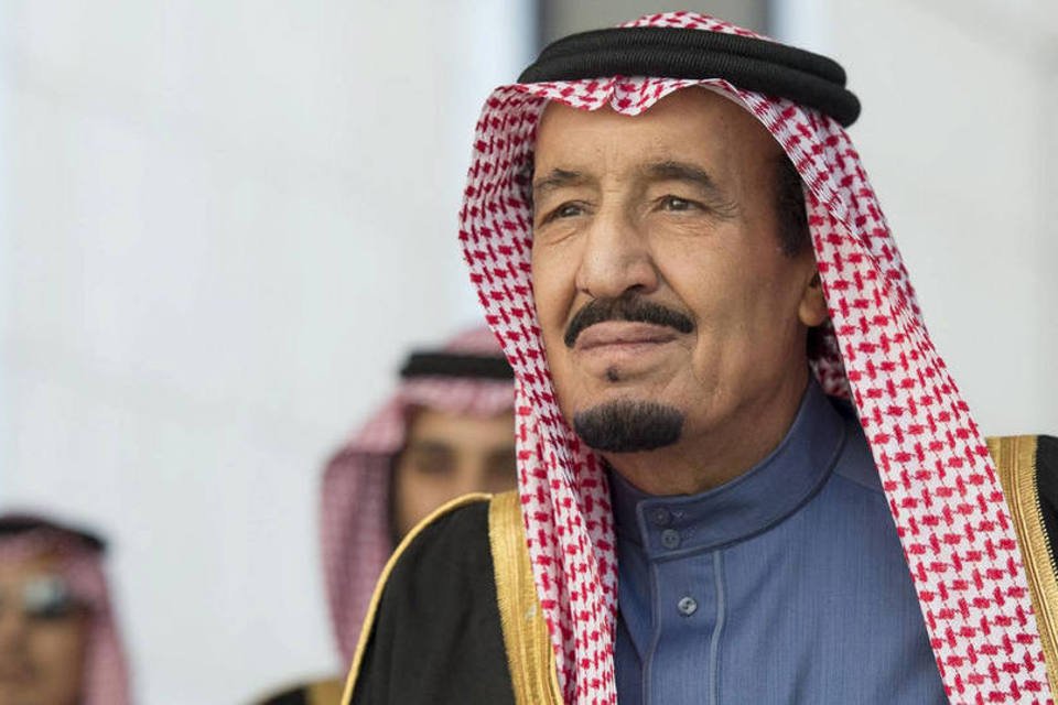 Rei saudita acusa Assad de favorecer ascensão do EI