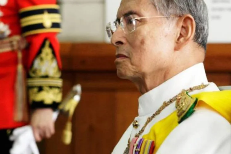 O número nove é um dos símbolos do rei da Tailândia, Bhumibol Adulyadej, pois ele é o nono soberano da dinastia Rama (Athit Perawongmetha/Getty Images)