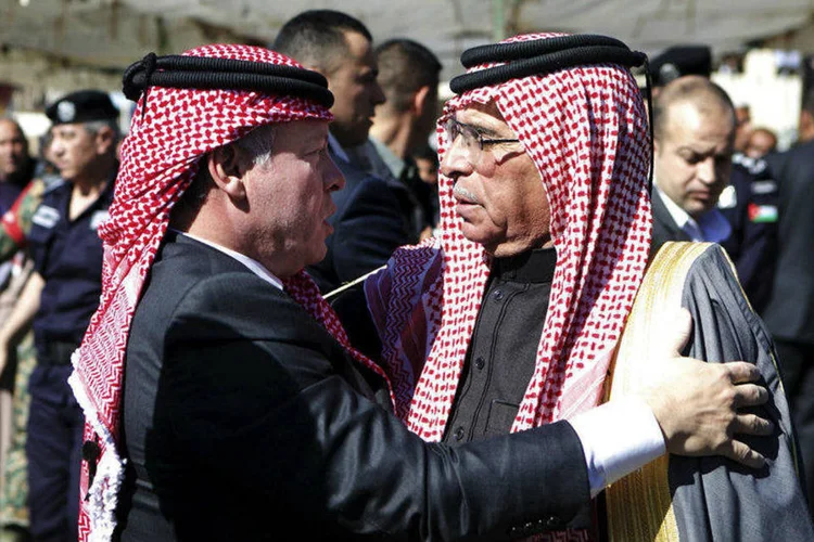 O rei Abdullah (esquerda), da Jordânia, conforta Safi al-Kasaesbeh, pai de um piloto jordaniano morto pelo Estado Islâmico (Petra News Agency/Reuters)