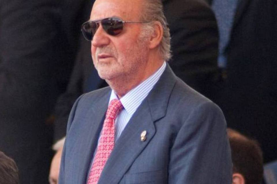 Rei Juan Carlos pede perdão por viagem durante crise
