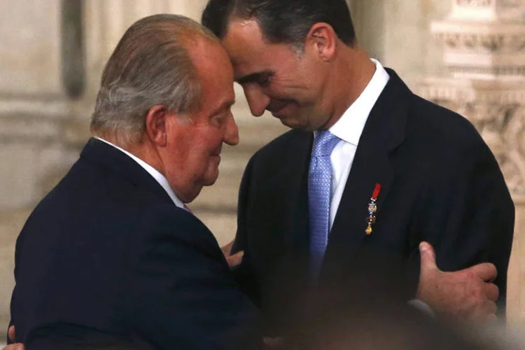 Rei Juan Carlos e seu filho se abraçam após assinar sua abdicação no Palácio Real, em Madri (Juan Medina/Reuters)