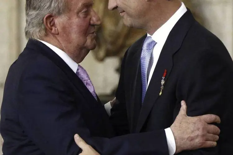 Rei Juan Carlos e príncipe Felipe se abraçam após assinar sua abdicação no Palácio Real (Fernando Alvarado/Reuters)