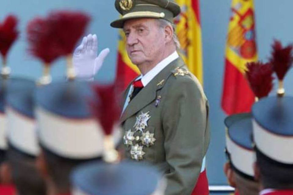 Rei da Espanha chega a hospital para operar o quadril