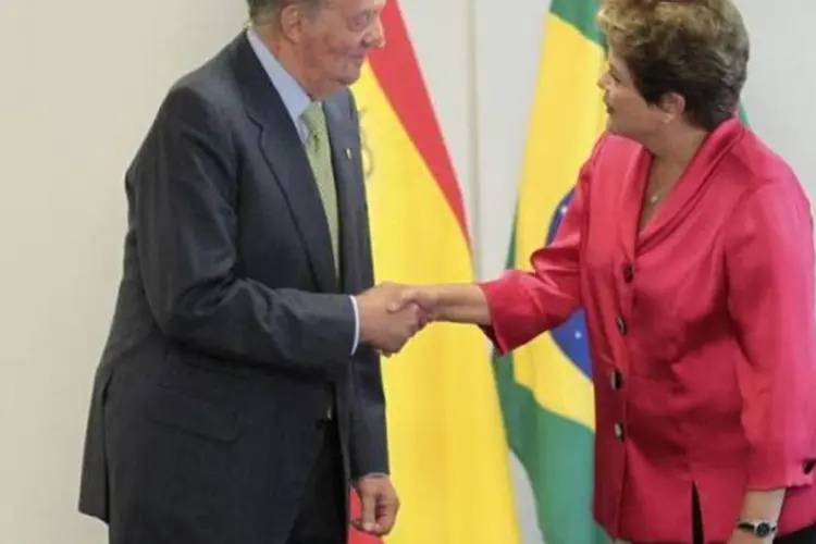 Rei Juan Carlos I da Espanha cumprimenta a presidente Dilma Rousseff durante encontro em Brasília (Ueslei Marcelino/Reuters)
