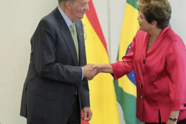 Rei Juan Carlos I da Espanha cumprimenta a presidente Dilma Rousseff (Reuters)