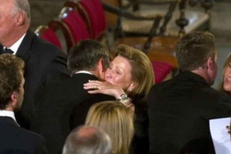 Rei Harald (esq.) cumprimenta ministros, Rainha Sonja (centro) abraça premier e Princesa Martha (dir.) abraça vítima do ataque (AFP)