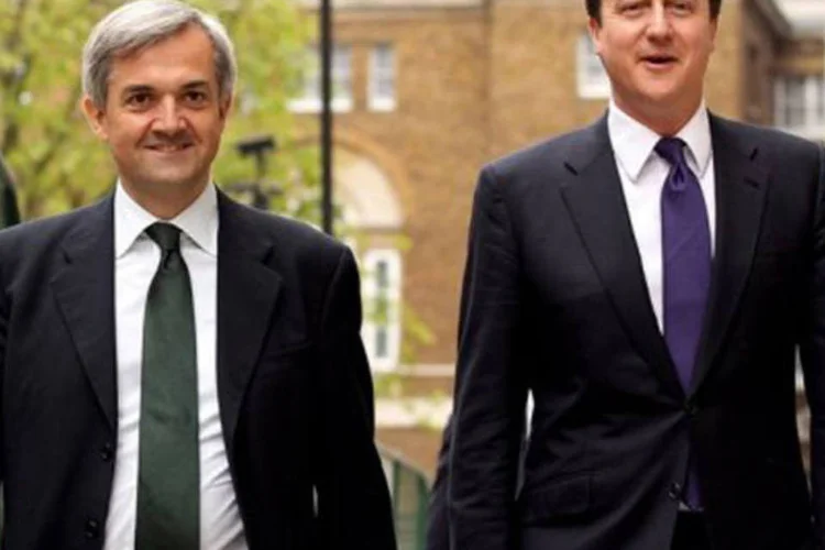 Chris Huhne (E), e o premiê David Cameron, que já anunciara que prosseguiria com os planos nucleares existentes
 (Oli Scarff/AFP)