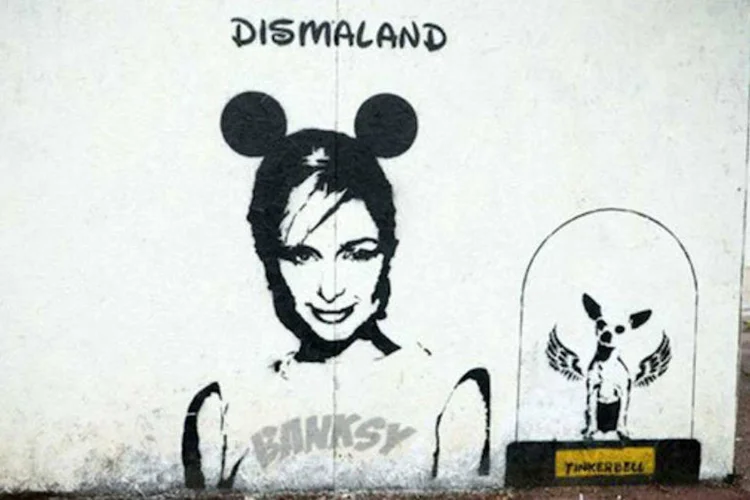 Graffiti no Reino Unido: Paris Hilton anuncia o parque Dismaland, de Banksy (Reprodução)