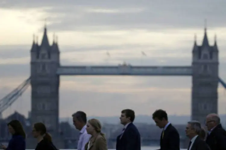 
	Pessoas caminham pela Ponte de Londres, na capital inglesa: quase metade dos indagados, 47%, opinou que a imigra&ccedil;&atilde;o &eacute; ruim para a economia nacional
 (Matthew Lloyd/Bloomberg/Getty Images)