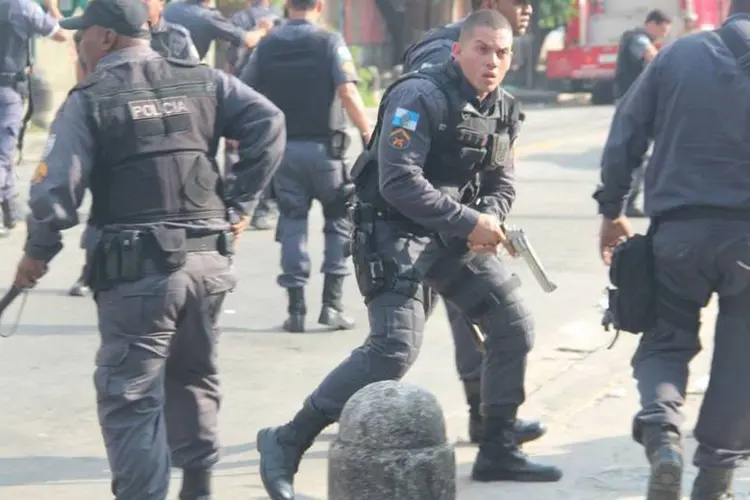Policiais militares entram em confronto com manifestantes e reagem sacando armas durante protesto contra desocupação do prédio da Telemar
 (Vladimir Platonow/Agência Brasil)