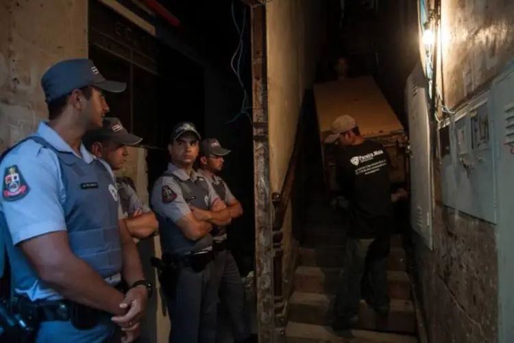 
	PM acompanha reintegra&ccedil;&atilde;o de posse: fam&iacute;lias deixam os apartamentos pacificamente
 (Marcelo Camargo/Agência Brasil)