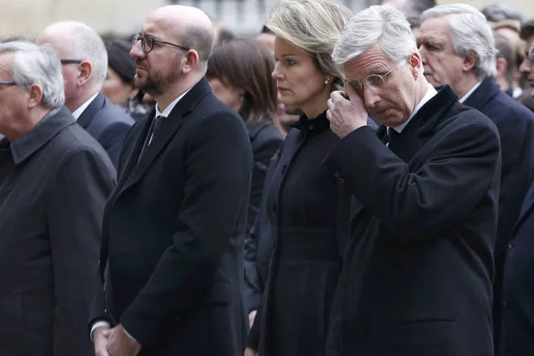 
	Reis e primeiro-ministro da B&eacute;lgica em homenagem &agrave;s v&iacute;timas de atentados em Bruxelas: &quot;Em tempos de guerra, voc&ecirc; n&atilde;o pode deixar o campo de batalha&quot;, disse Jambon &agrave; TV VTM
 (Francois Lenoir/ Reuters)
