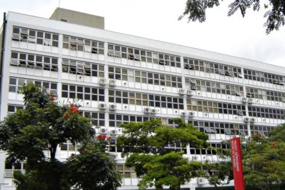 Manifestantes protestam contra expulsão de alunos da USP