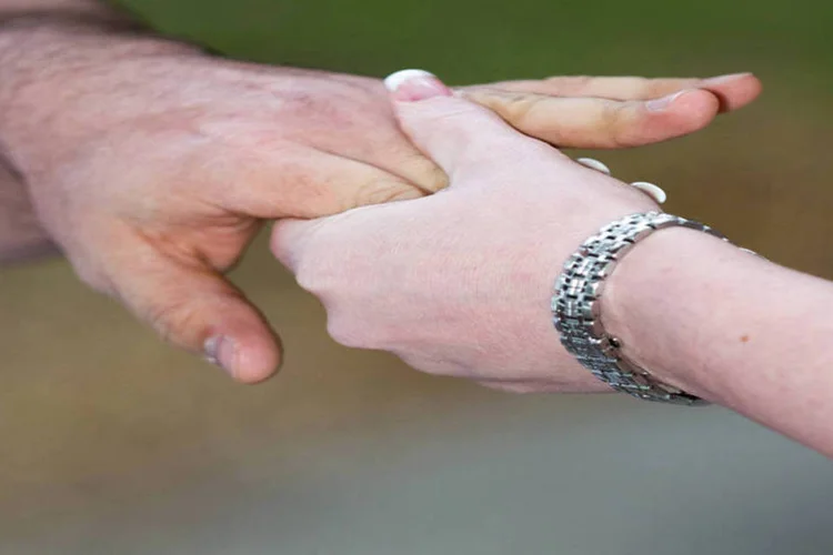 
	Casal d&aacute; as m&atilde;os: entre as op&ccedil;&otilde;es sexo, poder e dinheiro, 80% das mulheres escolheram dinheiro
 (iStockphoto.com)