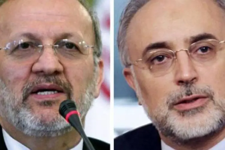 Mottaki, ex-ministro das Relações Exteriores do Irã, e seu substituto, Ali Akbar Salehi (direita) (Atta Kenare/AFP)