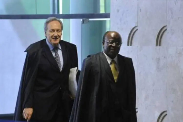 
	Os ministros relator e revisor do processo do mensal&atilde;o, Joaquim Barbosa (direita) e Ricardo Lewandowski (esquerda): um dos pontos de diverg&ecirc;ncia &eacute; sobre o crime de lavagem de dinheiro
 (José Cruz/Agência Brasil)