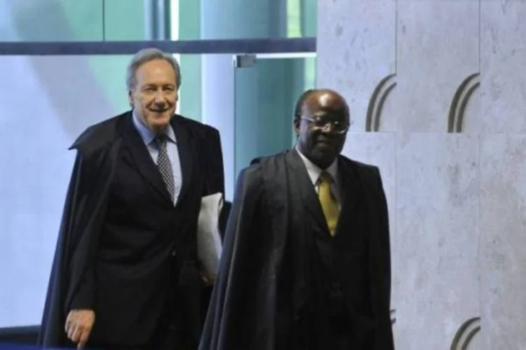 Os ministros relator e revisor do processo do mensalão, Joaquim Barbosa (direita) e Ricardo Lewandowski (esquerda) (José Cruz/Agência Brasil)