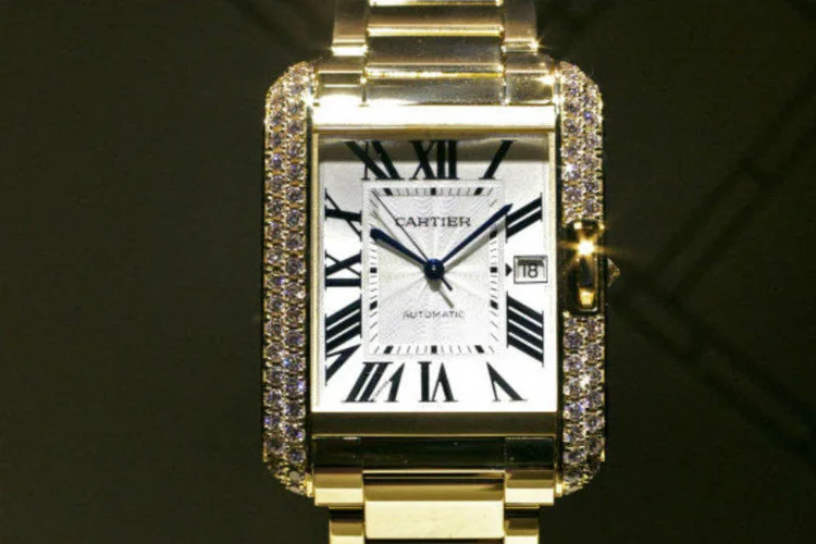 Relógio Cartier Tank Anglaise de ouro e aço, à venda por R$ 32.700 no shopping Cidade Jardim, em São Paulo (Gianluca Colla/Bloomberg)